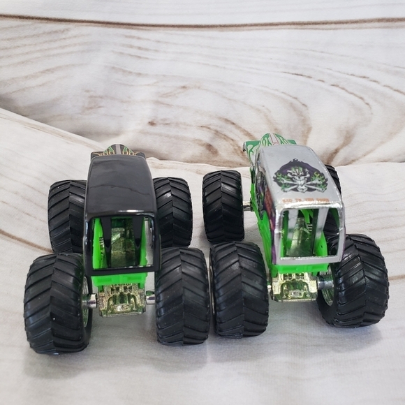 Hot Wheels Monster Jam Grave Digger 3.5 Inch Toy Trucks Diecast Black Silver - Picture 8 of 9